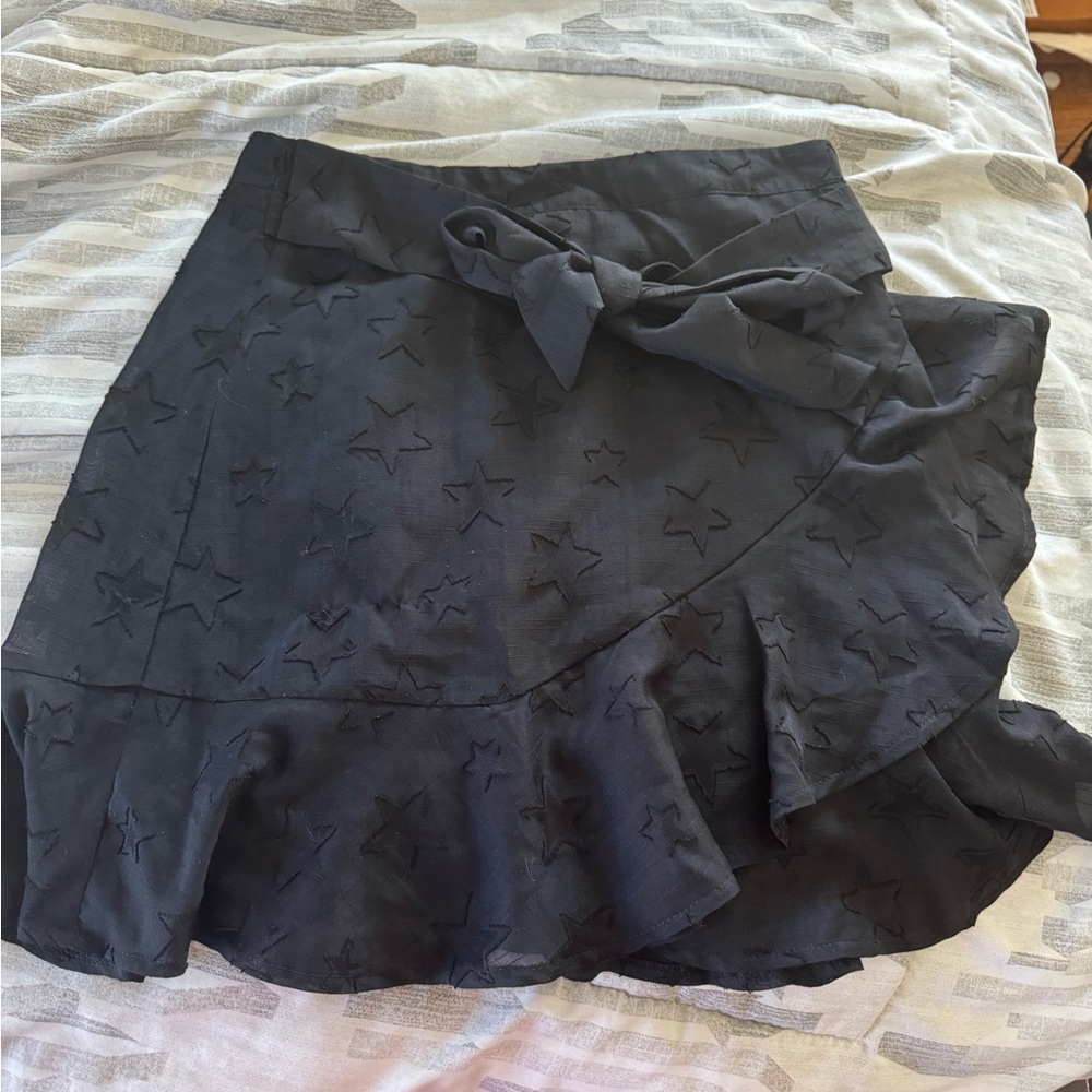 Tie skirt flowy so cute to wear with with a bodysuit!!! Size M